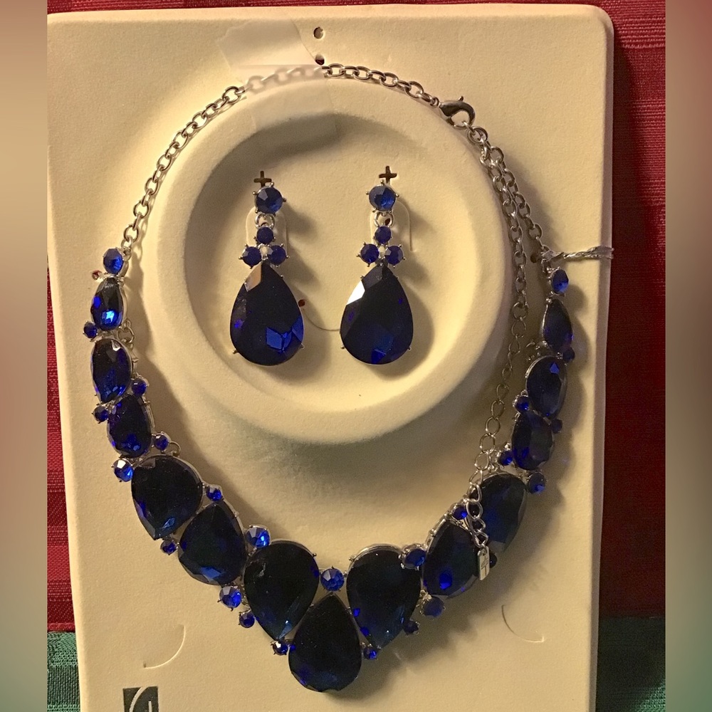 New stunning two-piece necklace and earrings set.